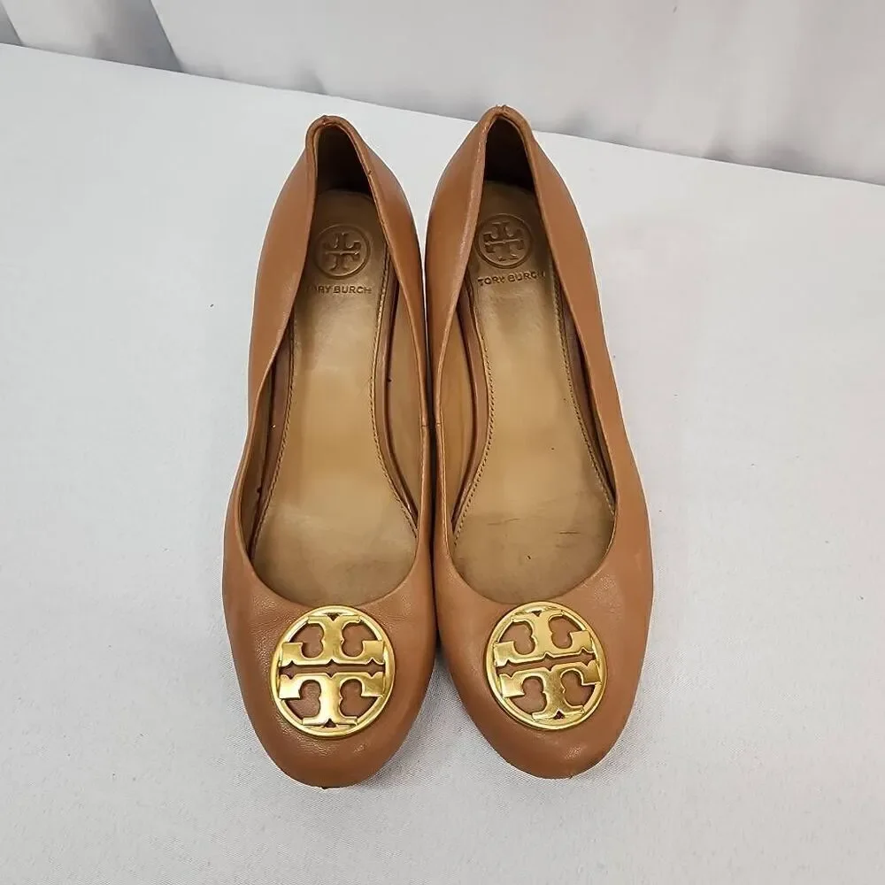 Tory Burch Size 6.5 Chelsea Wedge Pumps Tan Leather Medallion Round Toe Comfort